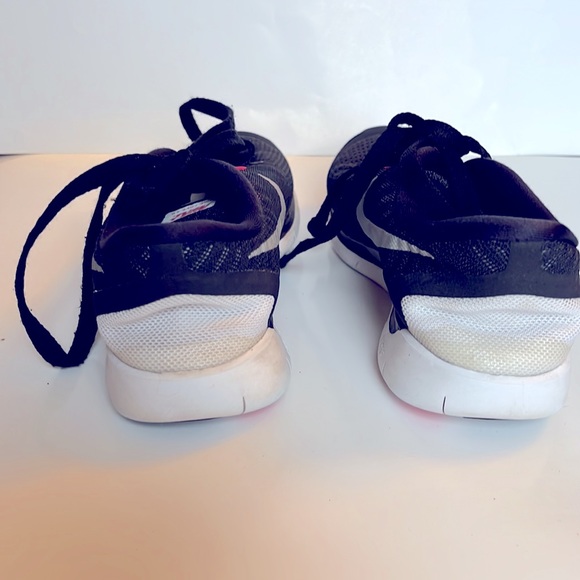 3/$20 😀 Nike Girls Running shoes size 4Y - Picture 6 of 7